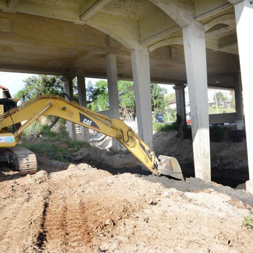 Limpa Rio: Programa avança com limpeza e desassoreamento do Rio Barra Mansa